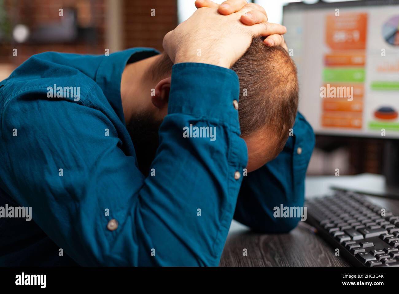 Pensivo concentrato businessman brainstorming idee di progetto lavorando alla presentazione aziendale in startup Office. Dirigente concentrato che pensa alla strategia di vendita. Concetto aziendale Foto Stock