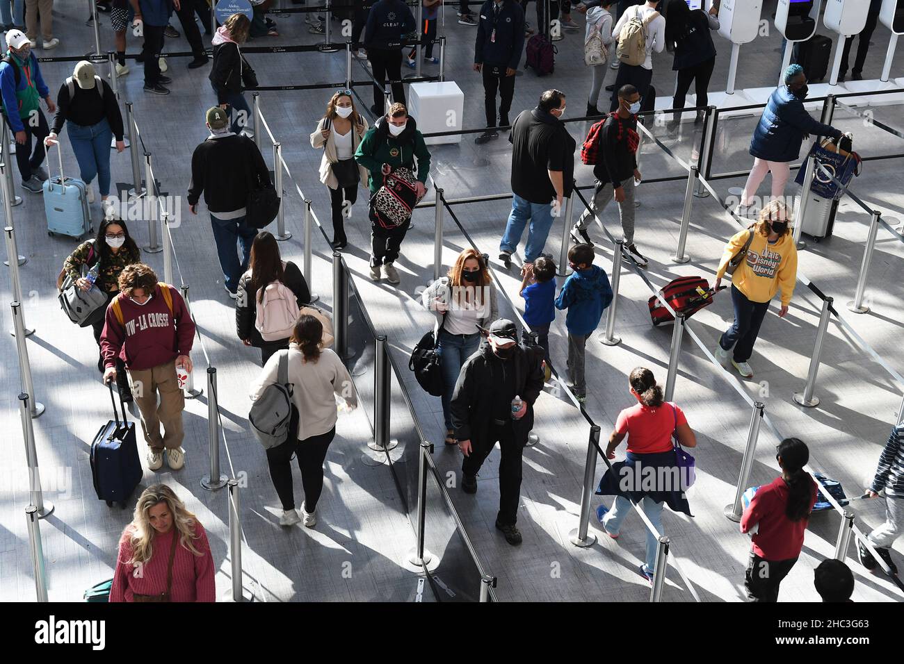 Orlando, Stati Uniti. 23rd Dic 2021. La gente è vista in una linea di controllo di sicurezza di TSA all'aeroporto internazionale di Orlando due giorni prima di Natale.a causa dell'aumento e della diffusione delle infezioni della variante di covid-19 e di Omicron, i viaggiatori di vacanza stanno prendendo le precauzioni supplementari ottenendo testati per il virus prima della riunione con la famiglia e gli amici. (Foto di Paul Hennessy/SOPA Images/Sipa USA) Credit: Sipa USA/Alamy Live News Foto Stock