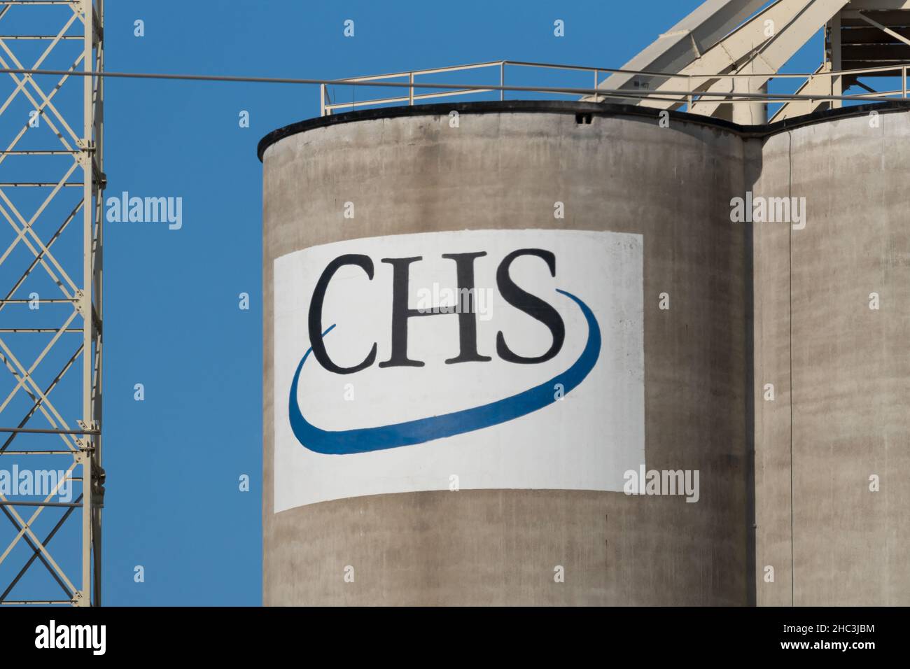 SAVAGE, MN, USA - 22 DICEMBRE 2021: Elevatore di granella CHS e logo del marchio. Foto Stock
