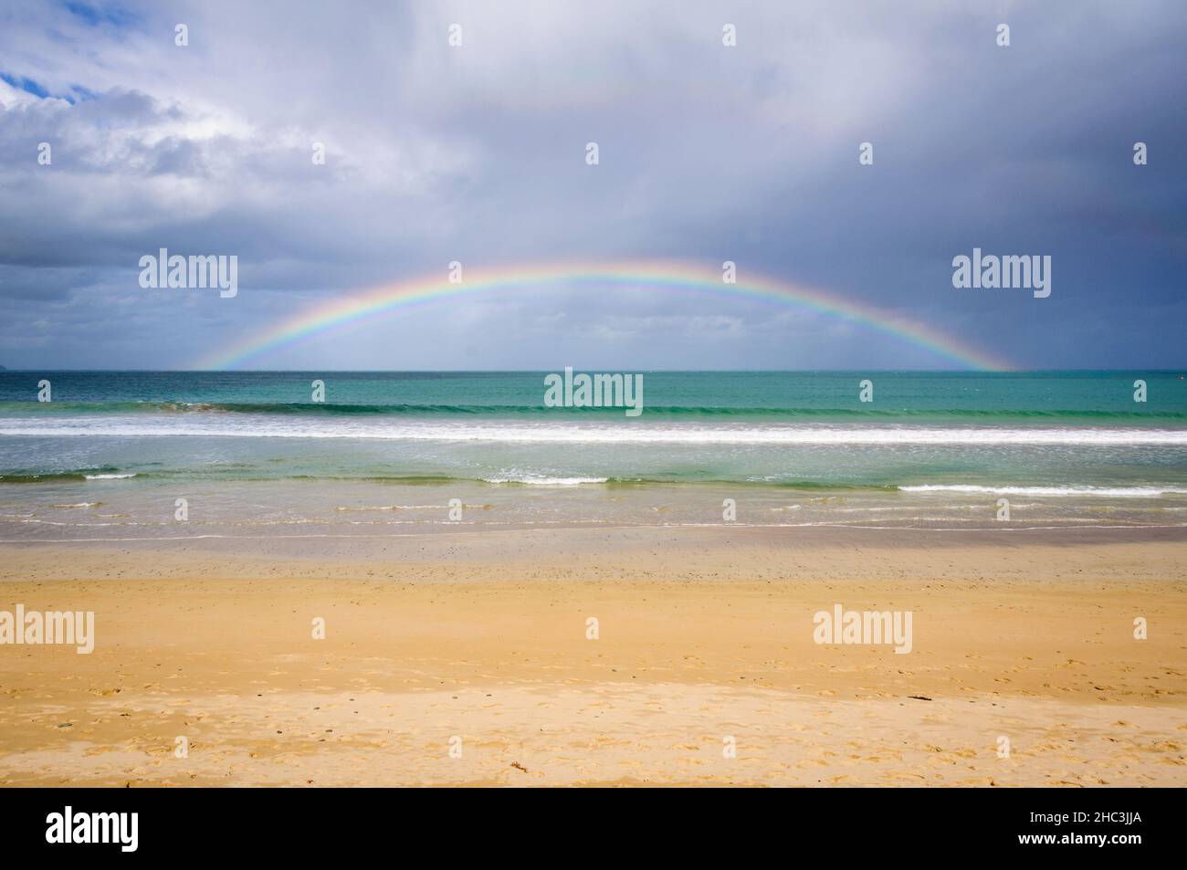 Arcobaleno sopra lo stretto di basso - Wye River, Victoria, Australia Foto Stock