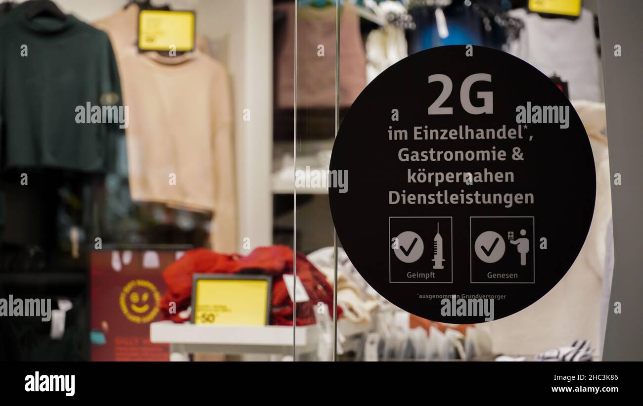 2G cartello di avvertimento Corona su un negozio di Amburgo, a causa del regolamento del 4.12.21 Foto Stock
