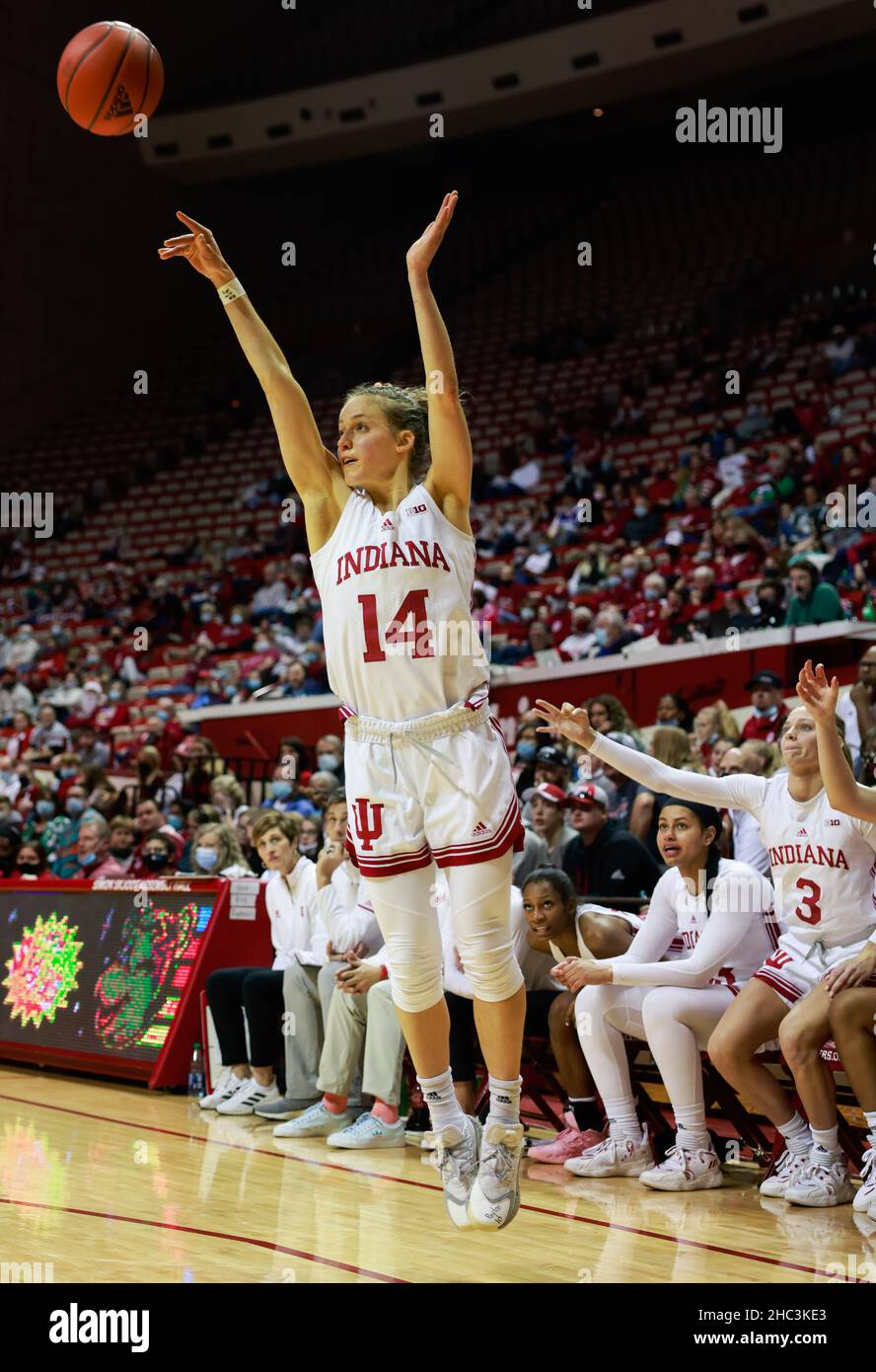 Bloomington, Stati Uniti. 23rd Dic 2021. Indiana Hoosiers guardia Ali Patberg (No.14) gioca contro l'Illinois meridionale durante il gioco di pallacanestro femminile della National Collegiate Athletic Association (NCAA) a Bloomington. L'Indiana University ha battuto l'Illinois meridionale 70-37. Credit: SOPA Images Limited/Alamy Live News Foto Stock