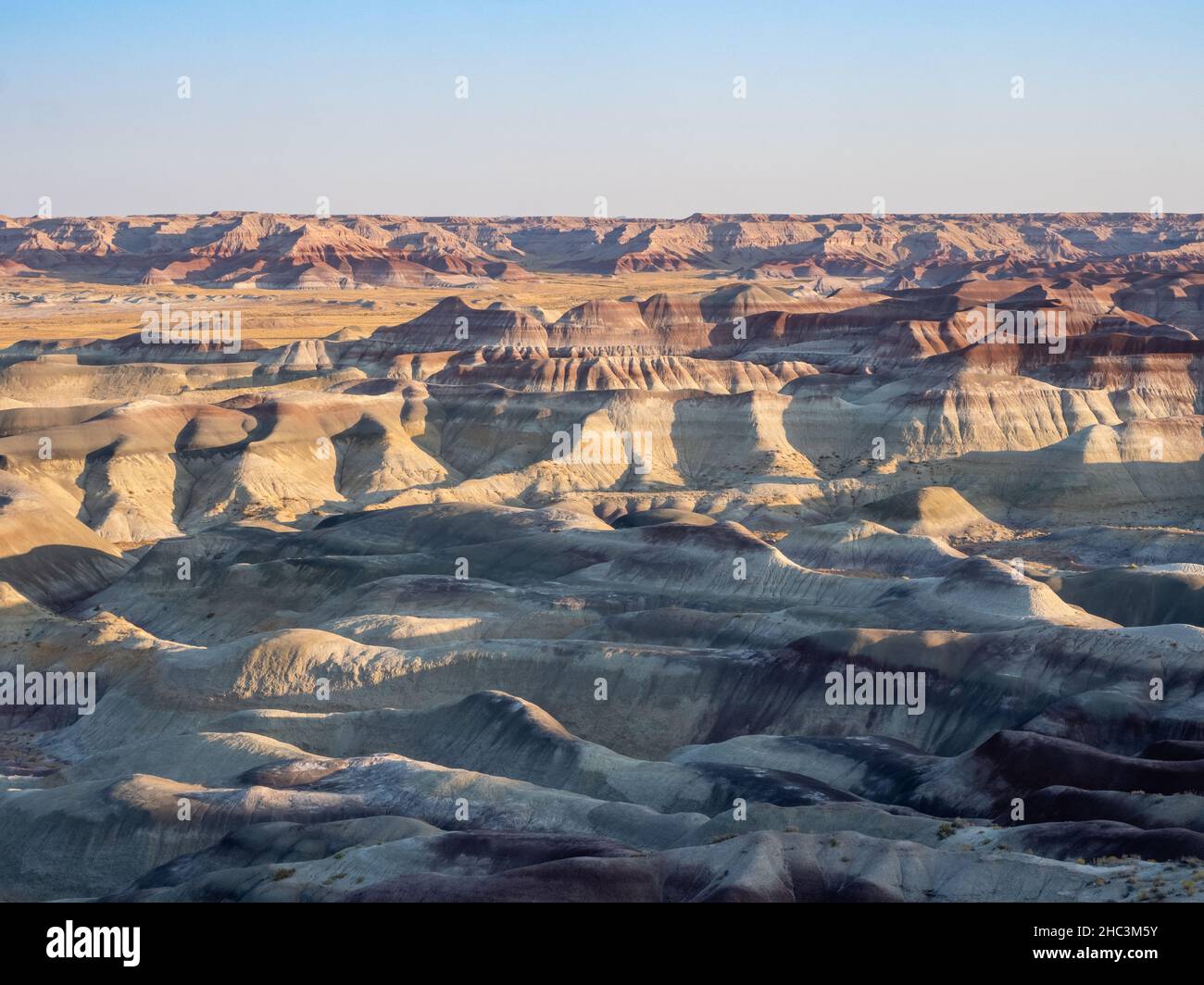 Montagne a fasce, anfratti e valle dei badlands del piccolo dipinto Desert County Park vicino Winslow, Arizona. Foto Stock