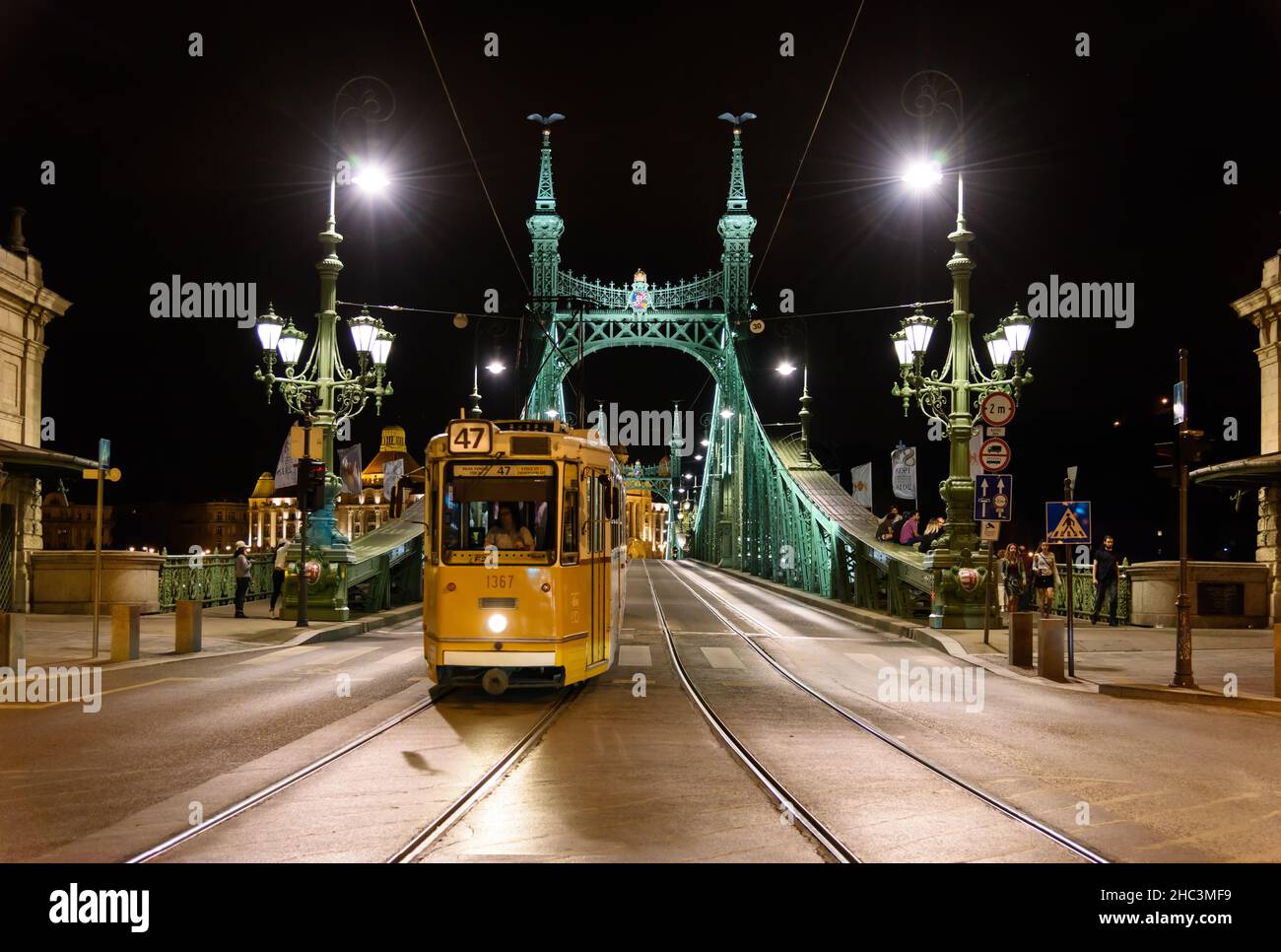 Tram retrò di notte a Budapest Foto Stock