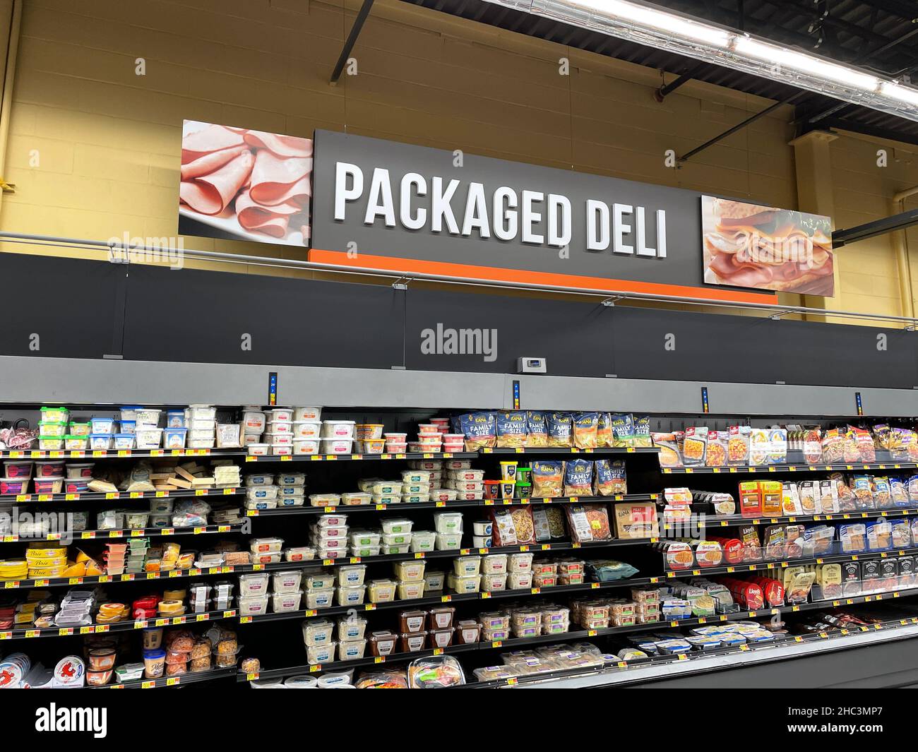Martinez, GA USA - 12 23 21: Interno negozio di alimentari Walmart al dettaglio Foto Stock
