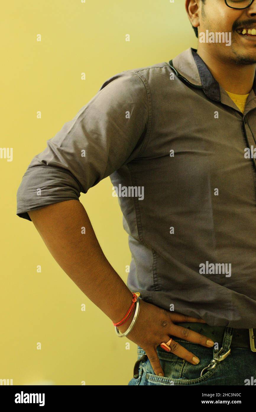 Una persona in posizione ferma, nella foto una persona si alza saldamente con le sue opinioni Foto Stock