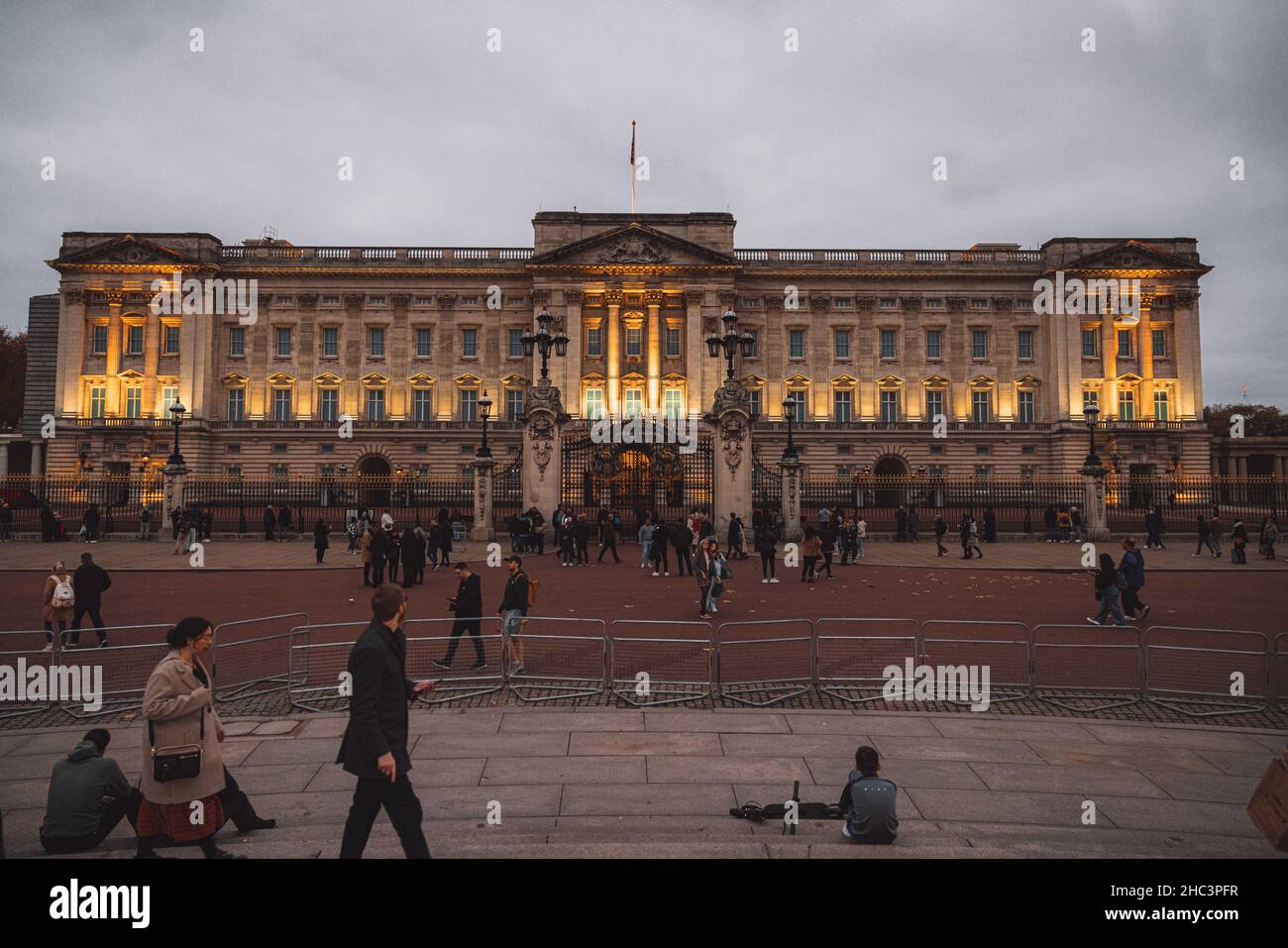 Buckingham Palace di notte con gente che cammina intorno. Londra, Inghilterra Foto Stock