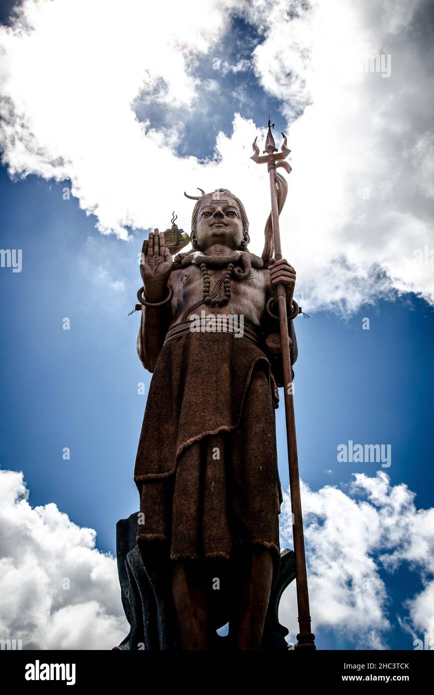 Basso angolo di ripresa della statua di Ganga Talao a Mauritius Foto Stock