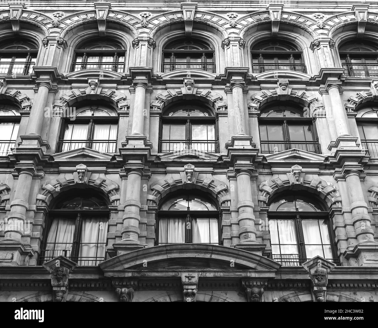 Foto in scala di grigi di un bellissimo edificio in pietra d'epoca Foto Stock