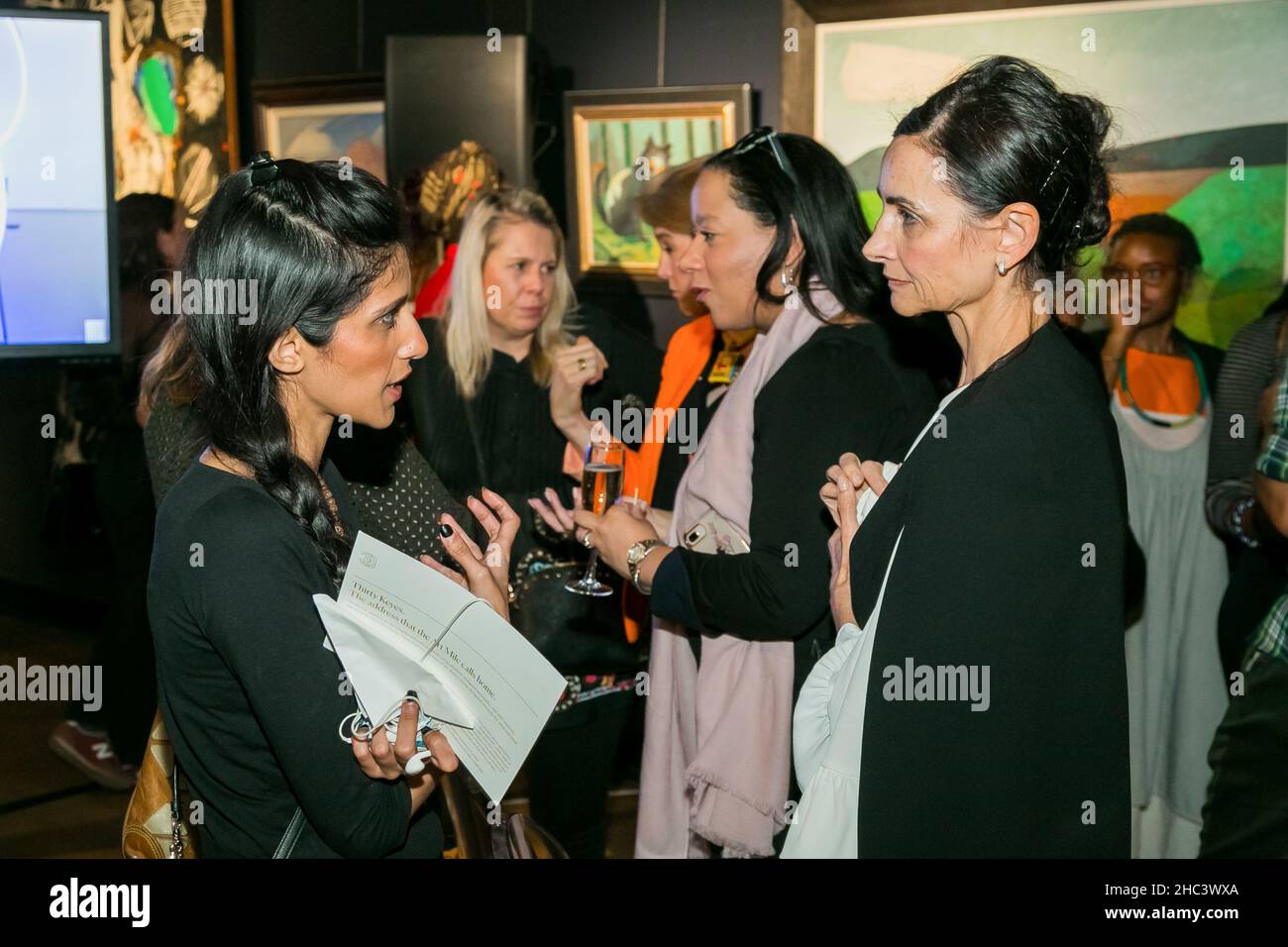 Splendido scatto di ospiti VIP che si mescolano all'evento sociale nella galleria d'arte Foto Stock