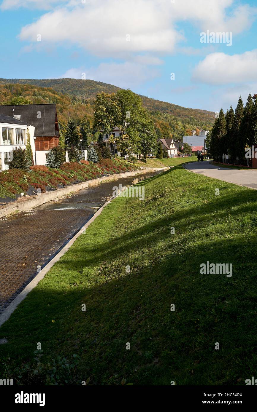 Città di Szczyrk, Polonia 2 ottobre 2021. Vista sulla città di Szczyrk, montagne di Beskid, Polonia Foto Stock