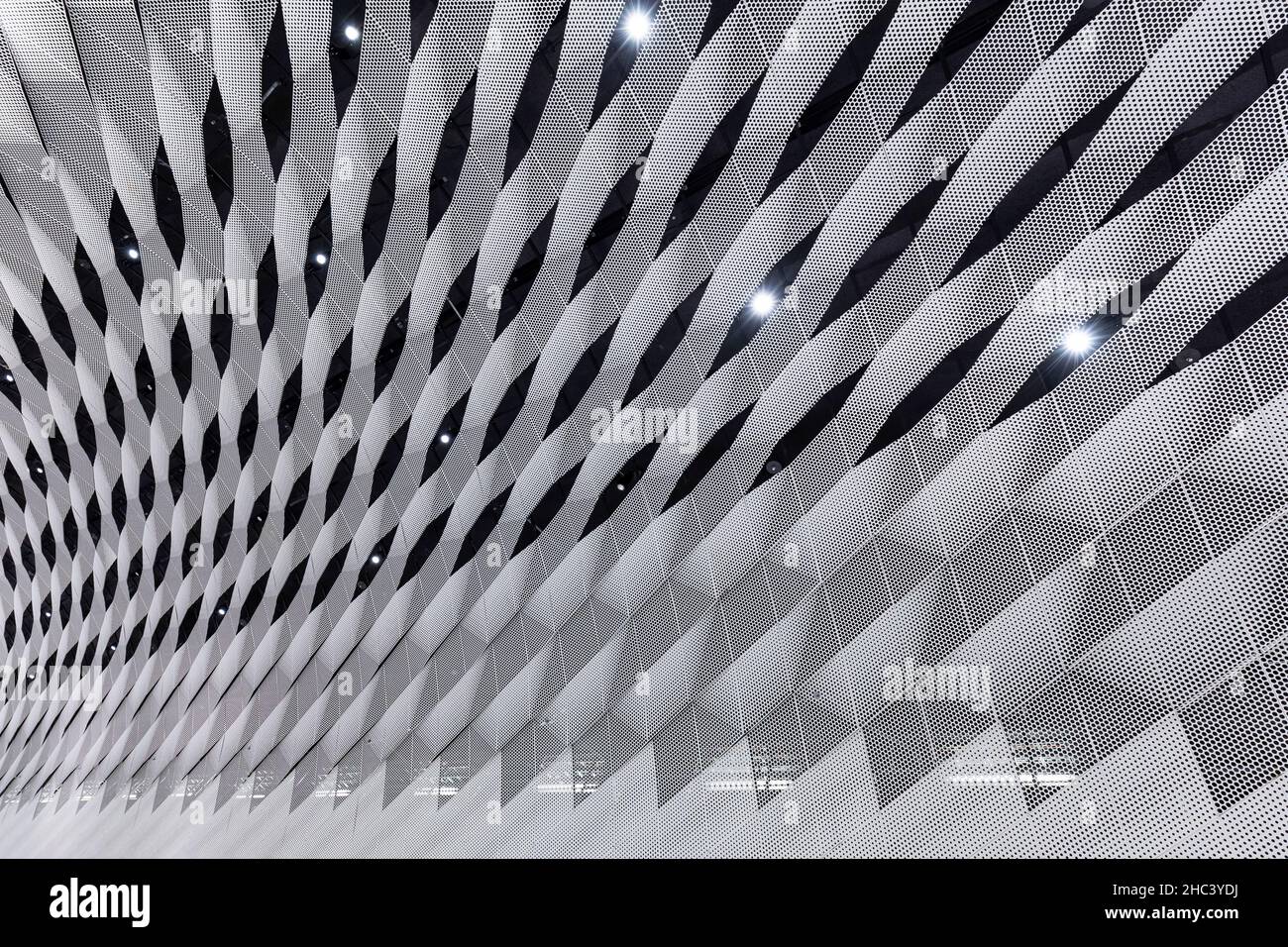 Moderno soffitto bianco con vista dal basso. Architettura moderna e futuristica. Sfondo astratto full frame. Foto Stock