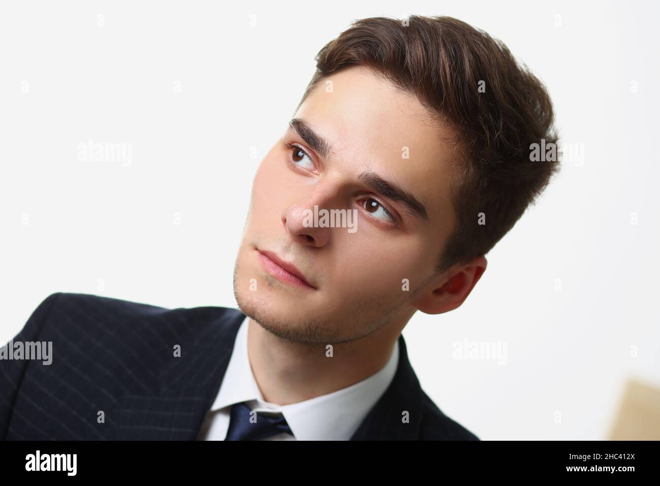 Bel giovane che guarda via, aspetto pensivo, umore premuroso Foto Stock