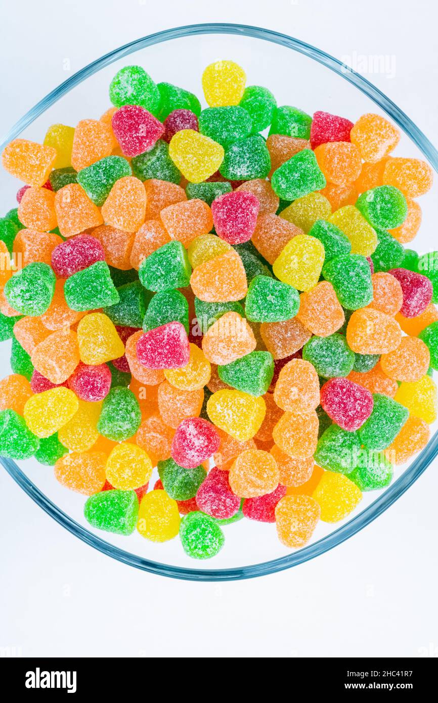 Caramelle di gelatina. Vista dall'alto delle caramelle gummy nella ciotola isolato su sfondo bianco foto storia verticale. Foto Stock