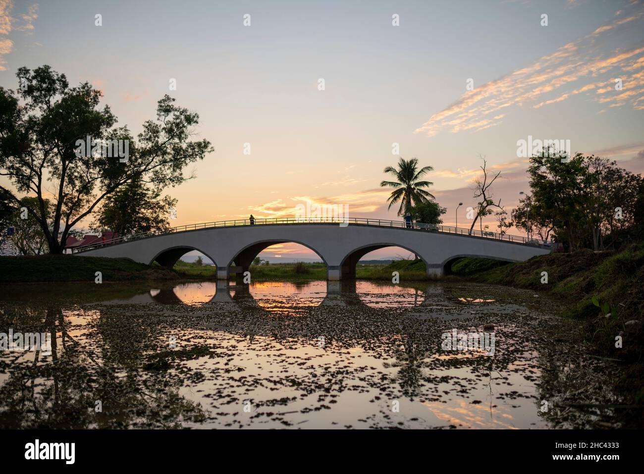 Il ponte nel parco per guardare il tramonto a Ban Tharae Sakon Nakhon, Thailandia. Foto Stock