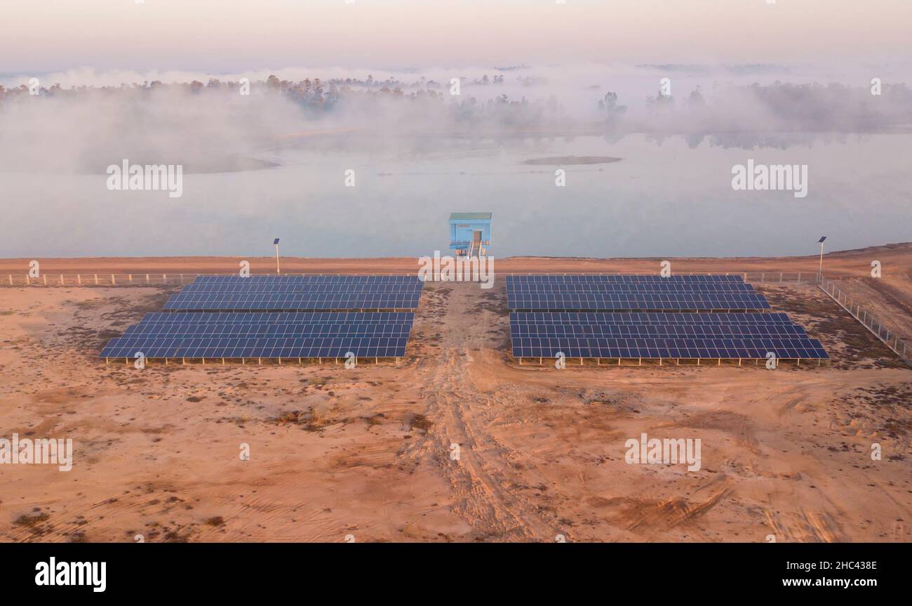 Vista aerea pannello solare al mattino sul lago per generare energia per pompare acqua per l'agricoltura Foto Stock