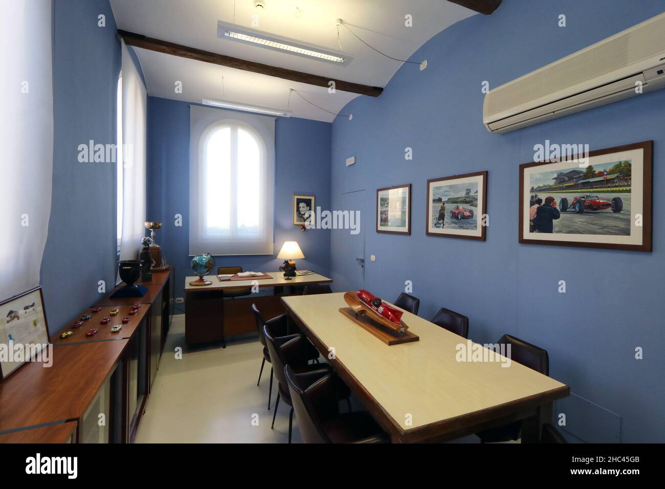 Modena, Italia, dicembre 2021, MEF Ferrari Museum Casa Natale di Enzo Ferrari, ricostruzione con oggetti originali della sede dell'ingegnere Enz Foto Stock