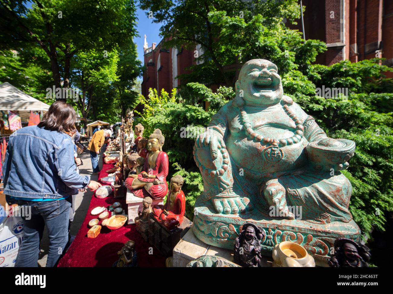 Mercatino delle pulci a Winterfeldtplatz, Berlino, Germania, statua di Buddha sorridente e antiquariato in un vivace mercato di quartiere Foto Stock