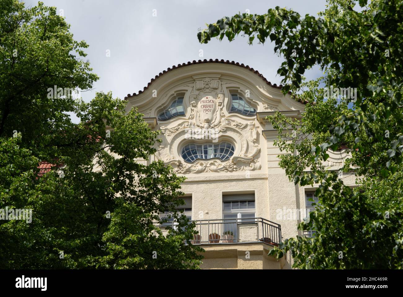 Berlino, Charlottenburg Schlüterstr. Facciata dell'edificio Art Nouveau Jugendstil con finestre tagliate come una faccia Foto Stock