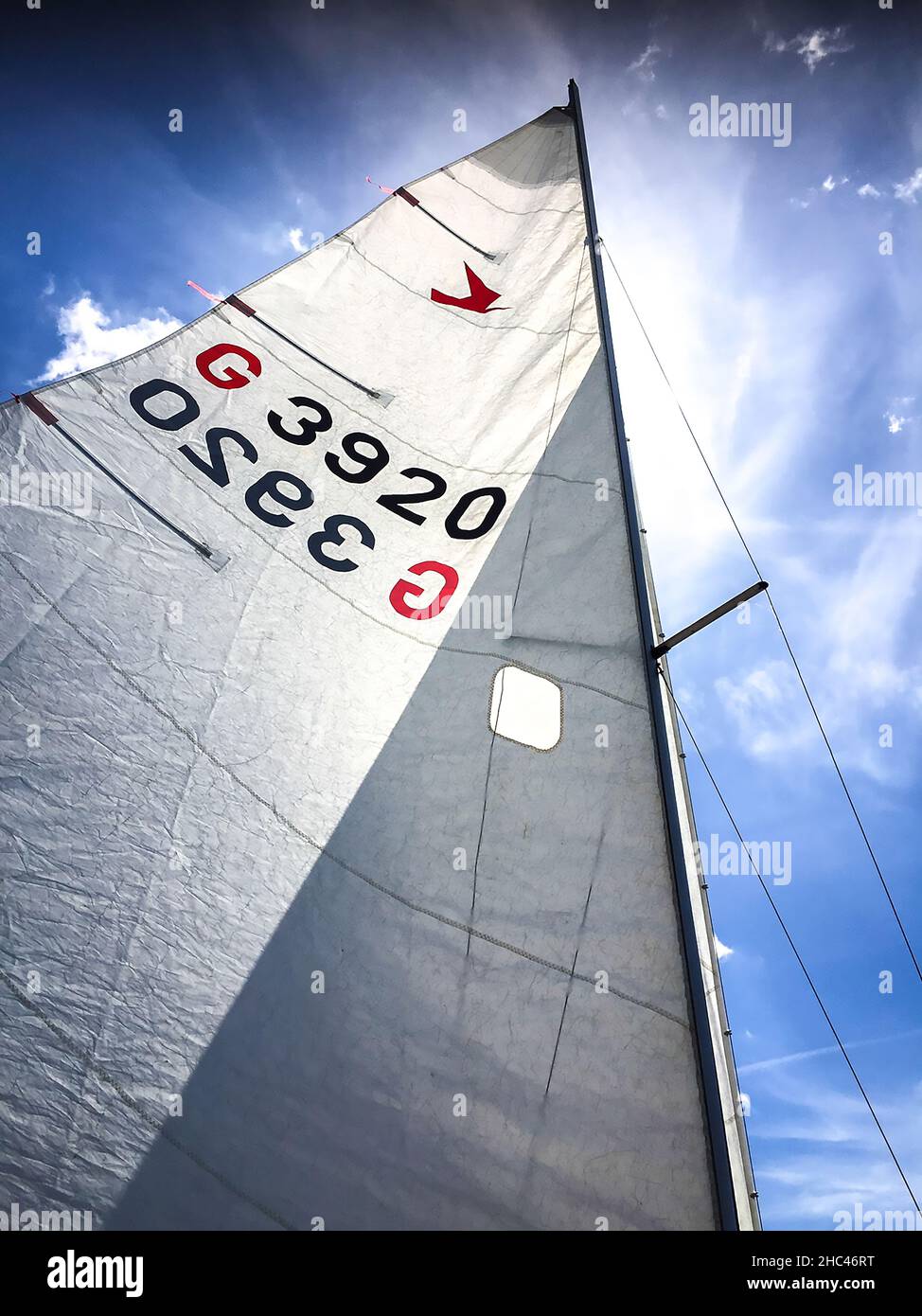 La barca a vela bianca che naviga contro il cielo blu simboleggia la libertà e il relax, una fuga perfetta dallo stress quotidiano attraverso una tranquilla avventura in barca a vela Foto Stock