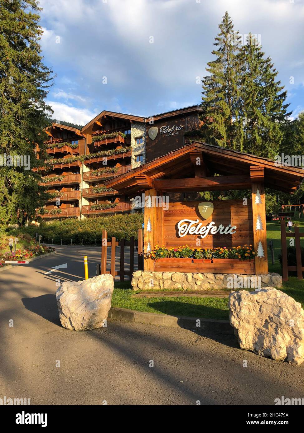 Immagine verticale dell'ingresso teleferico dell'hotel a Poiana Brasov, Romania Foto Stock