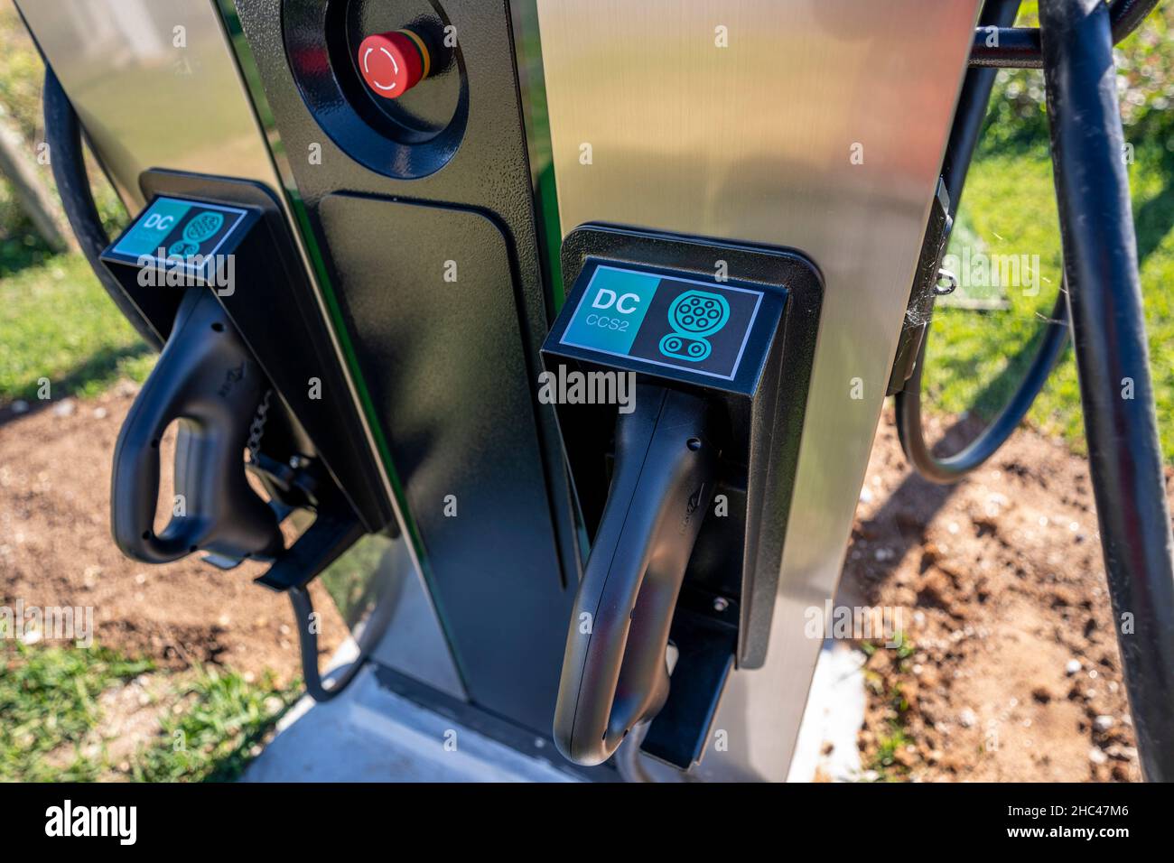 Stazione di ricarica rapida CC per veicoli elettrici con due spine CCS del sistema di ricarica combinato Foto Stock