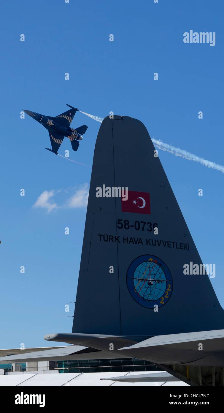 Volo solo Turk nell'aeroporto Ataturk, il Teknofest Istanbul Aerospace and Technology Festival. Teknofest è il più grande festival tecnologico della Turchia. Foto Stock