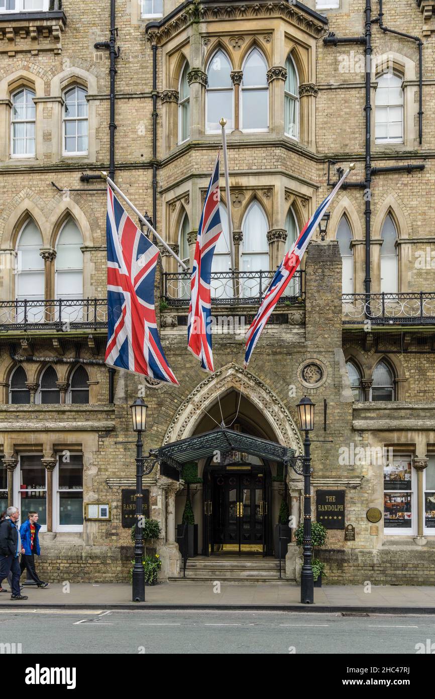 Ingresso al Randolph Hotel, con Union Jacks volare sopra, Oxford, Regno Unito Foto Stock
