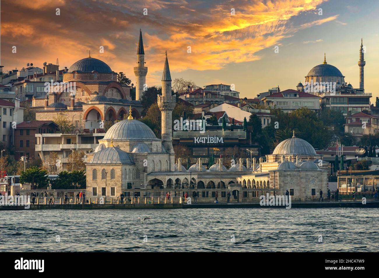 Vista di alcune moschee sulla costa di Uskudar. Uskudar è un grande e densamente popolato distretto e il comune di Istanbul, Turchia. Foto Stock