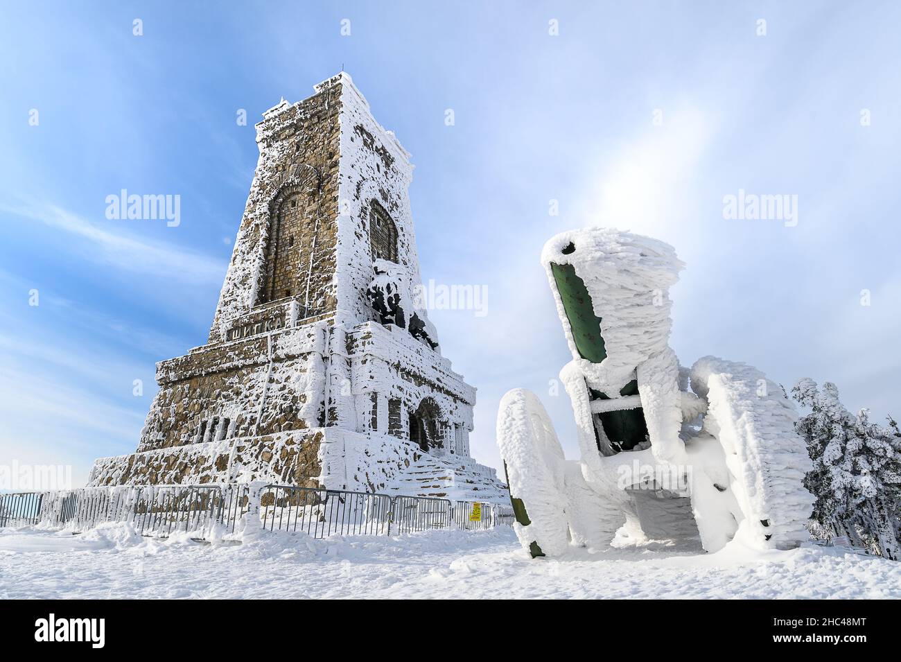 Il Monumento della libertà di Shipka è una costruzione monumentale, situata sulla cima di Shipka nella montagna di Stara Planina, in Bulgaria, in inverno Foto Stock