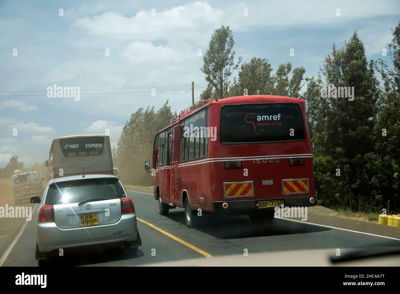 Autobus sorpasso illegalmente altri traffico su linea gialla continua su Nairobi per Mombasa Road Kenya Foto Stock