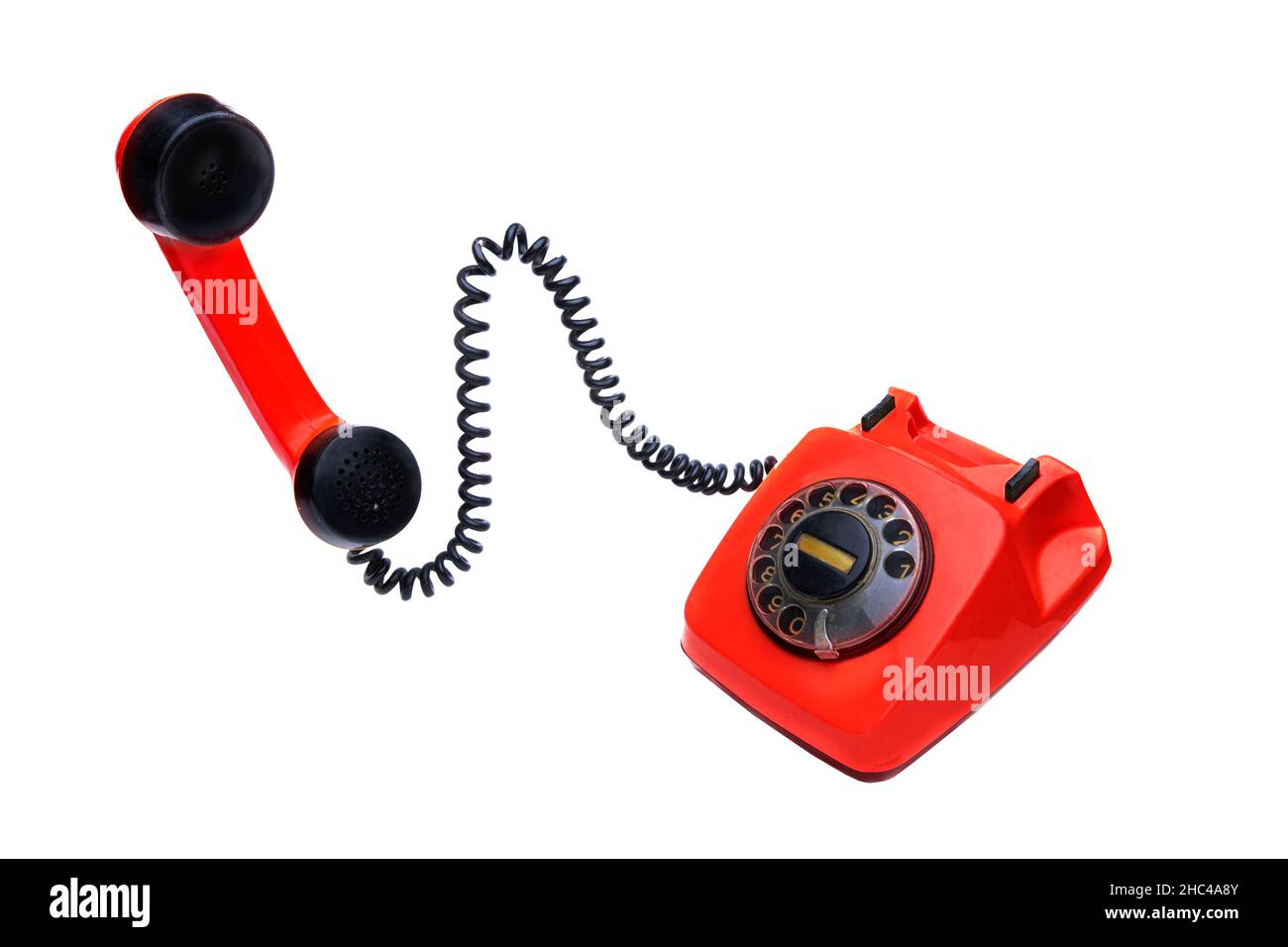 Telefono rosso vintage con ricevitore su sfondo bianco. Foto Stock