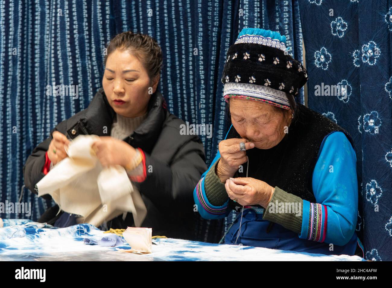 Febbraio 2019. Bai villaggio di Zoucheng, che produce batik. Il batik è una tecnica utilizzata per colorare i tessuti Foto Stock