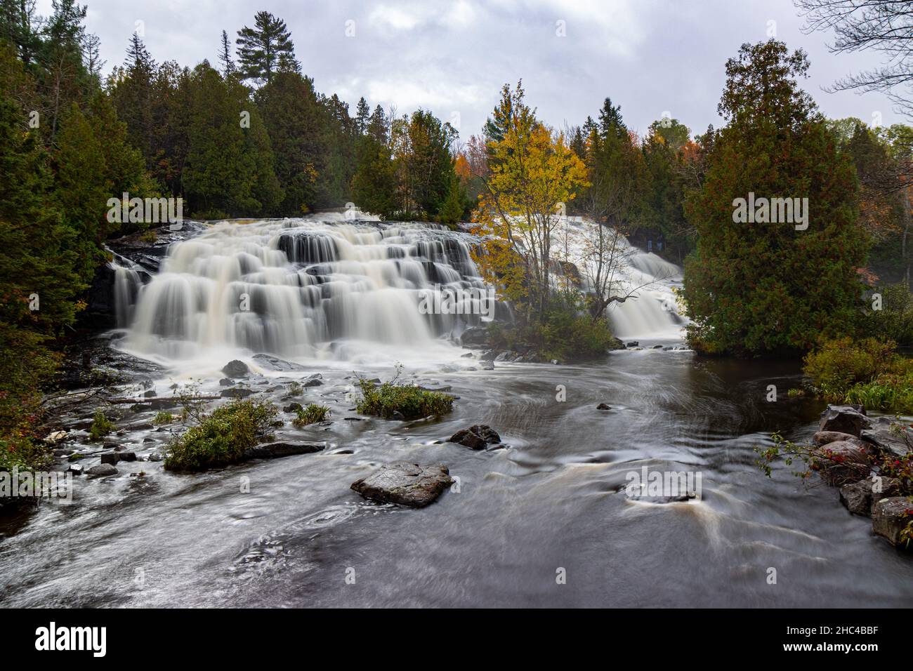 Paesaggio delle cascate Bond con lunga esposizione in una foresta in autunno nel Michigan, gli Stati Uniti Foto Stock