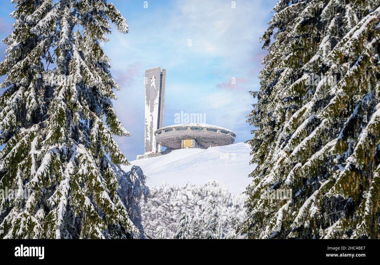 Buzludzha, Bulgaria - la Casa commemorativa del Partito Comunista bulgaro si trova sul picco di Buzludzha. Abbandonato edificio comunista in inverno con neve Foto Stock