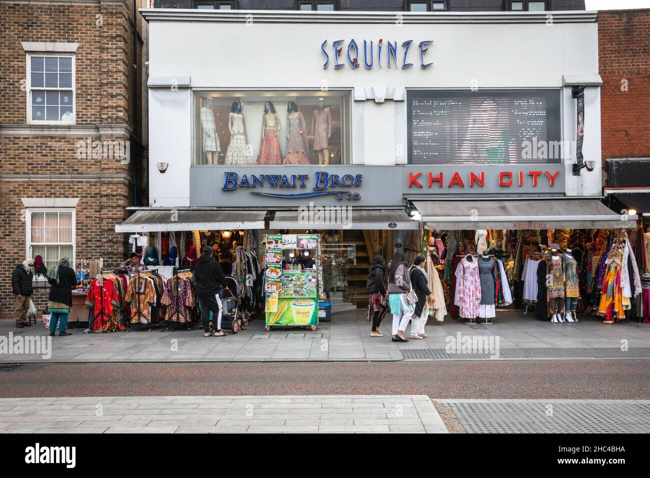 Southall High Street, persone, negozi e negozi a Southall, Londra, Regno Unito Foto Stock