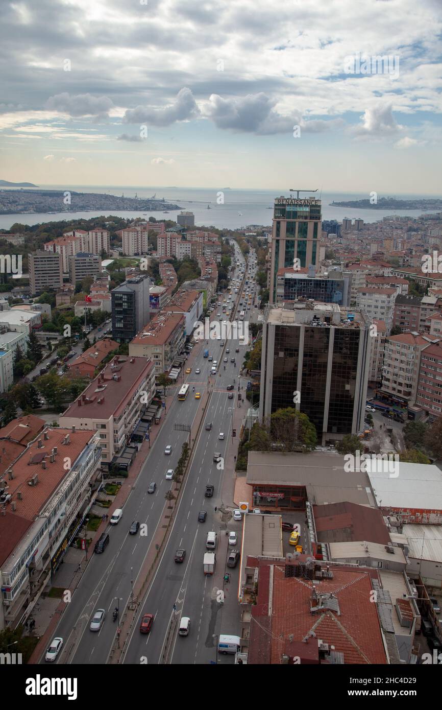 Istanbul, Turchia - 10-20-2021: Vista del Bosforo e del quartiere di Besiktas Foto Stock