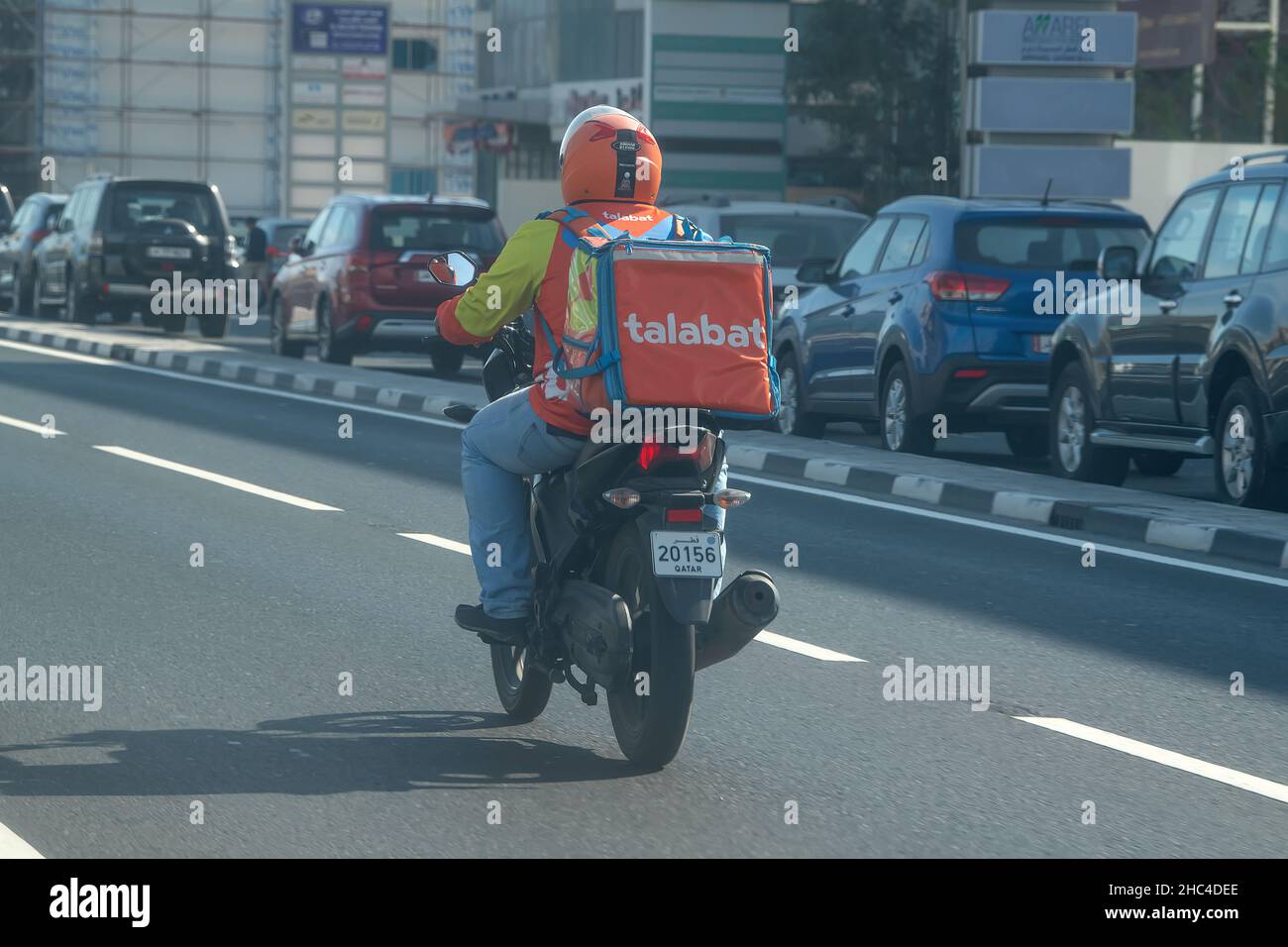 Delvery boy Talabat cibo consegna bici rider su strada indietro vista senza viso Foto Stock