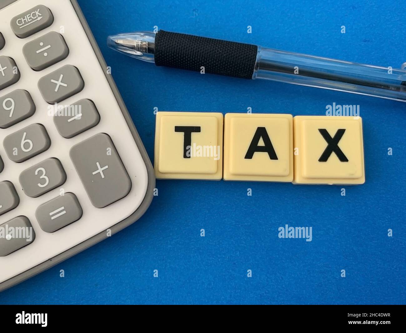 Tempo di calcolo delle imposte con calcolatrice e sfondo penna. Concetto aziendale Foto Stock