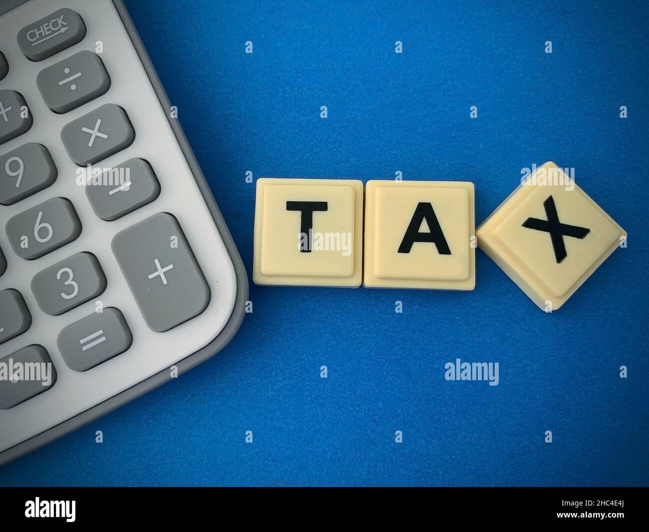 Tempo di calcolo delle imposte con sfondo della calcolatrice. Concetto aziendale Foto Stock