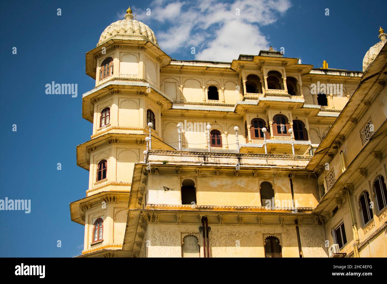 la splendida architettura del palazzo cittadino di udaipur Foto Stock