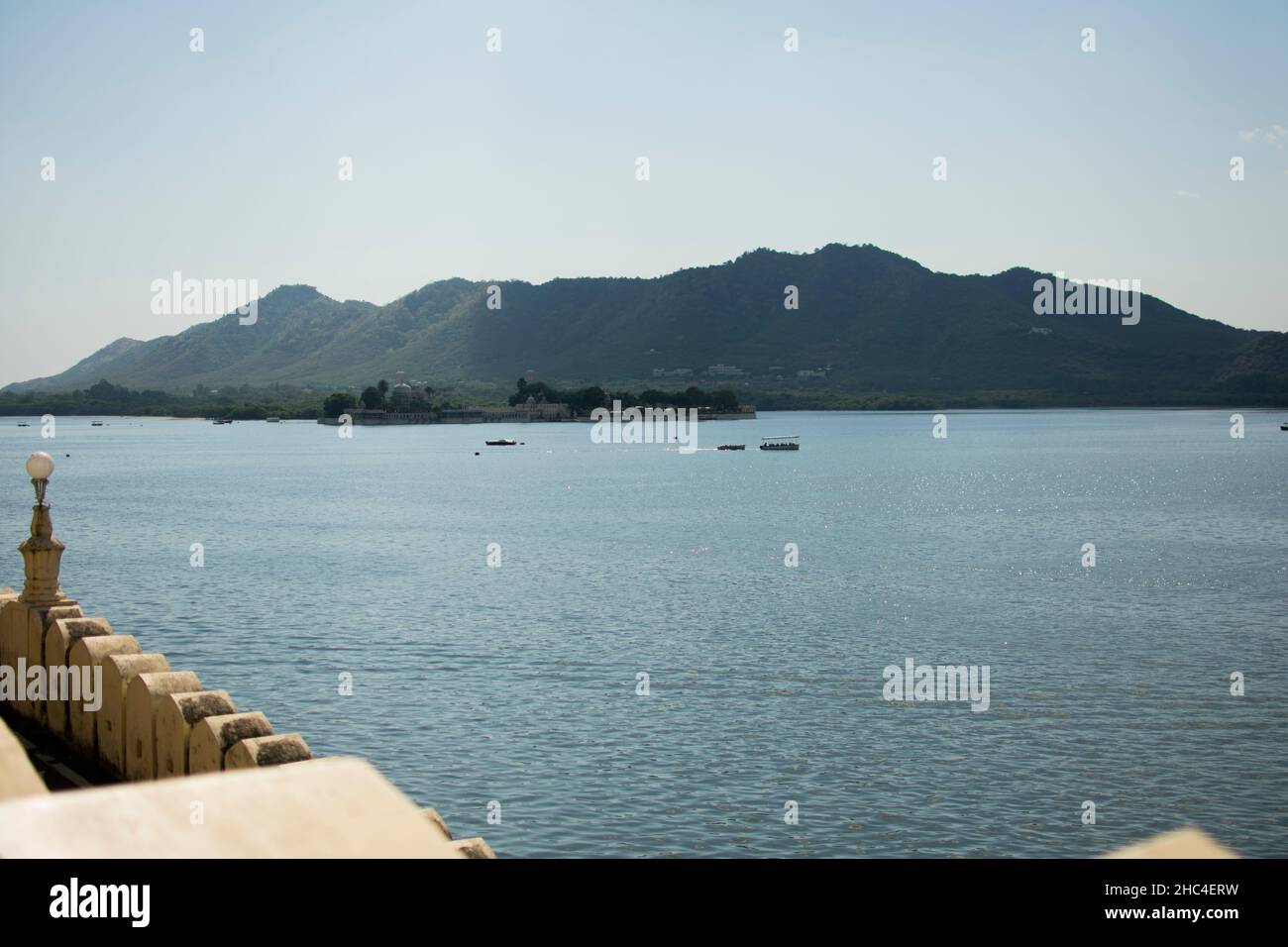 Il lago di Pichola è situato nella città di Udaipur nello stato indiano di Rajasthan Foto Stock