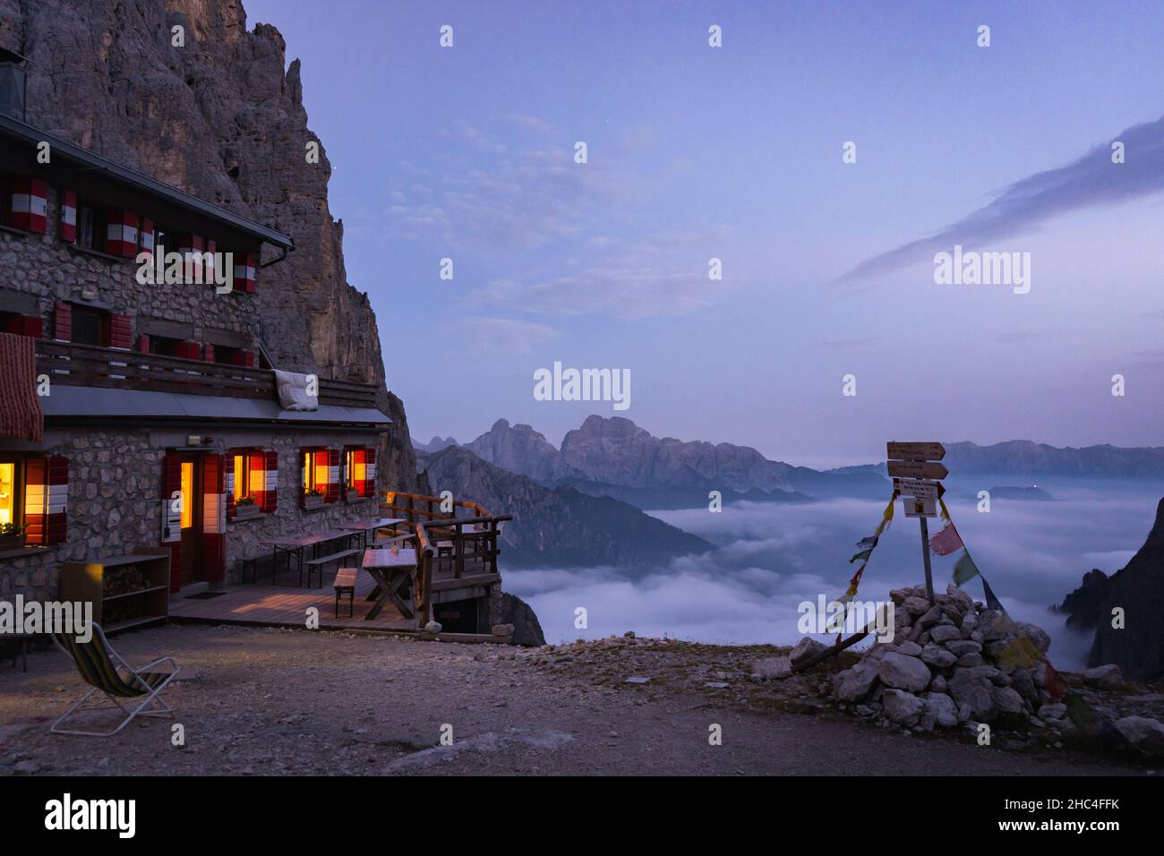 notte in cima alle montagne ad un'alm con vista sulle alpi dolomitiche Foto Stock