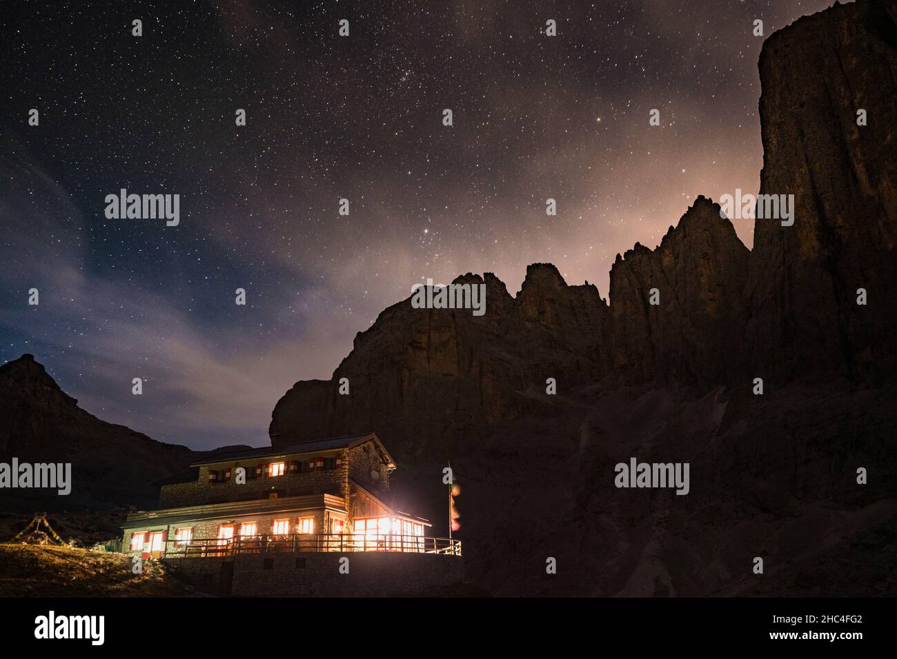 notte stellata su refugio pradidali in pallido di san martino nelle dolomiti di notte Foto Stock