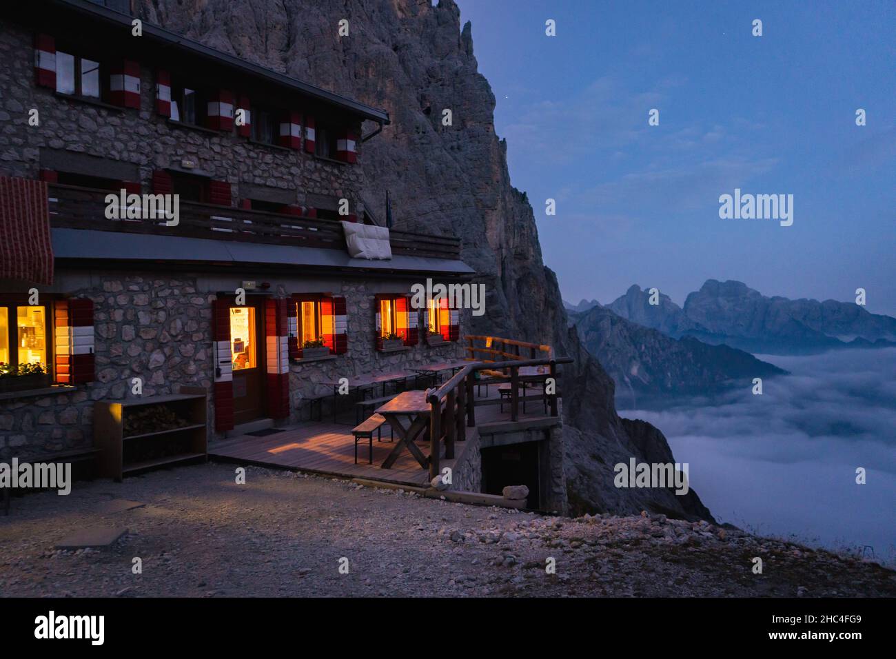 notte in cima alle montagne ad un'alm con vista sulle alpi dolomitiche Foto Stock