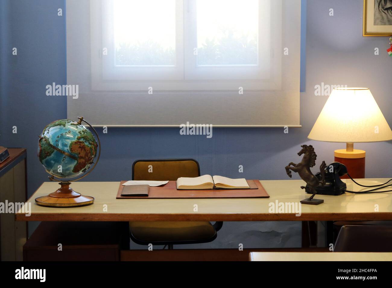 Modena, Italia, dicembre 2021, MEF Ferrari Museum Casa Natale di Enzo Ferrari, ricostruzione con oggetti originali della sede dell'ingegnere Enz Foto Stock