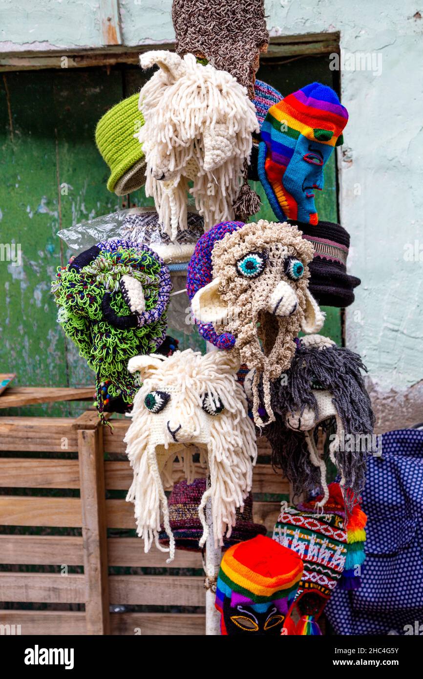 Tradizionale peruviana maglia Waq'ollo viso maschere e cappelli in un negozio di souvenir a Cusco, Valle Sacra, Perù Foto Stock