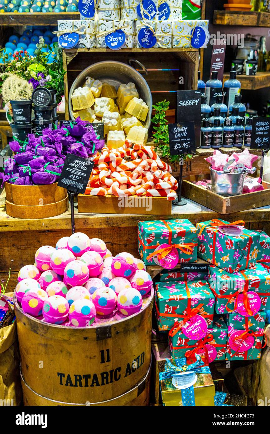 Mostra colorata di bombe da bagno naturali fatte a mano nel lussureggiante negozio di Oxford Street, Londra, Regno Unito Foto Stock