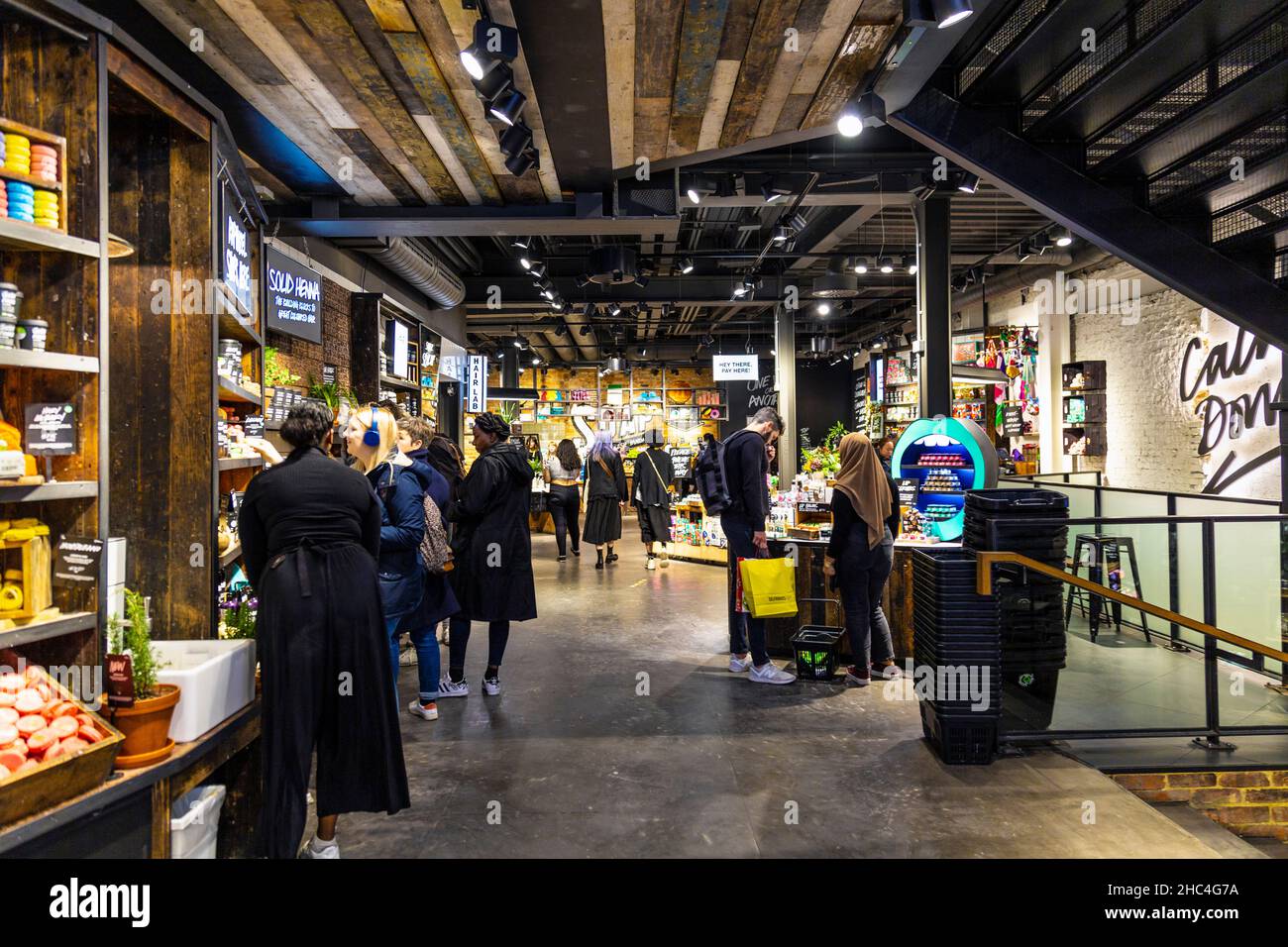 Interno del handmade catena di cosmetici lussureggianti Oxford Street negozio di Londra, Regno Unito Foto Stock