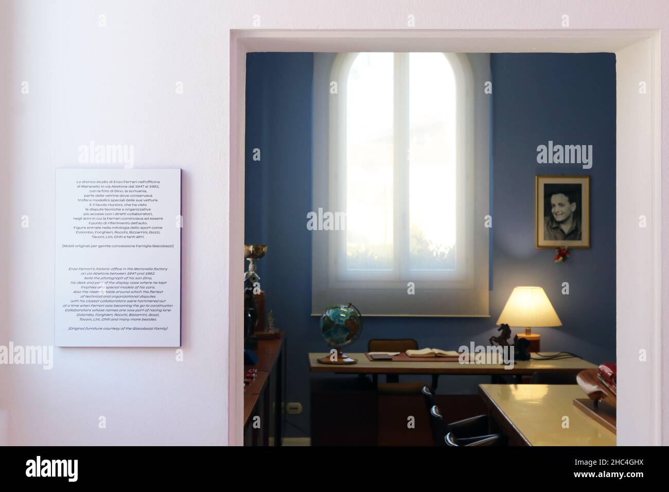 Modena, Italia, dicembre 2021, MEF Ferrari Museum Casa Natale di Enzo Ferrari, ricostruzione con oggetti originali della sede dell'ingegnere Enz Foto Stock